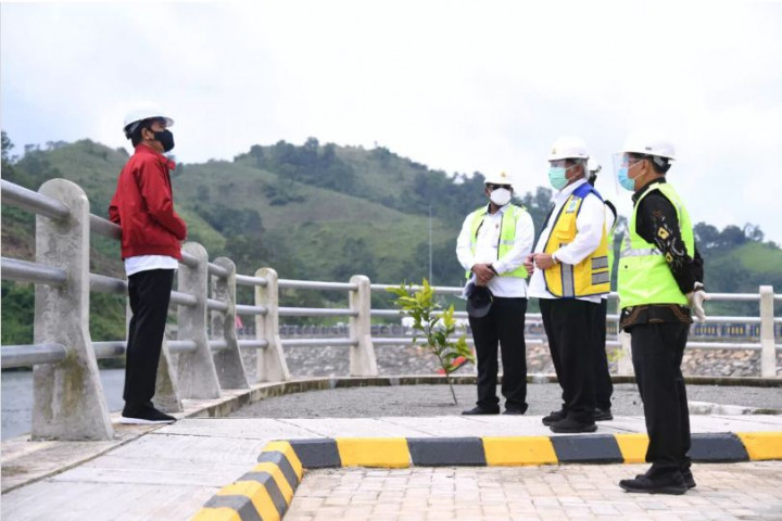 Hadir dalam acara peresmian Bendungan Tapin ini di antaranya ialah Menteri Pekerjaan Umum dan Perumahan Rakyat Basuki Hadimuljono, Kepala Staf Kepresidenan Moeldoko, Penjabat Gubernur Kalimantan Selatan Safrizal, hingga Bupati Tapin Muhammad Arifin Arpan. 