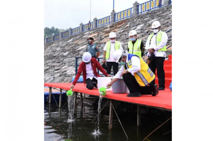 Dalam kesempatan tersebut, Kepala Negara turut melakukan peninjauan fasilitas dan melakukan penebaran benih ikan patin, nila, gabus, dan papuyu di kawasan bendungan.