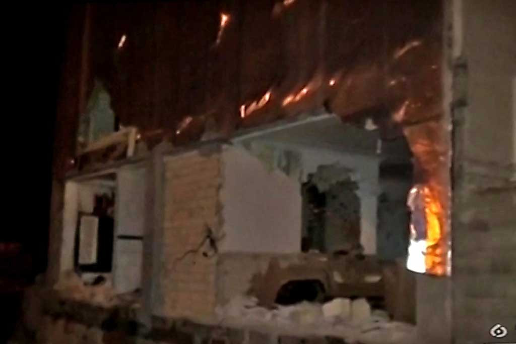 Kerusakan parah terjadi setelah gempa bermagnitudo 5,6 melanda Kota Sisakht, Distrik Kohgilouyeh, Provinsi Boyerahmad, Iran barat pada Rabu 17 Februari 2021 malam waktu setempat.