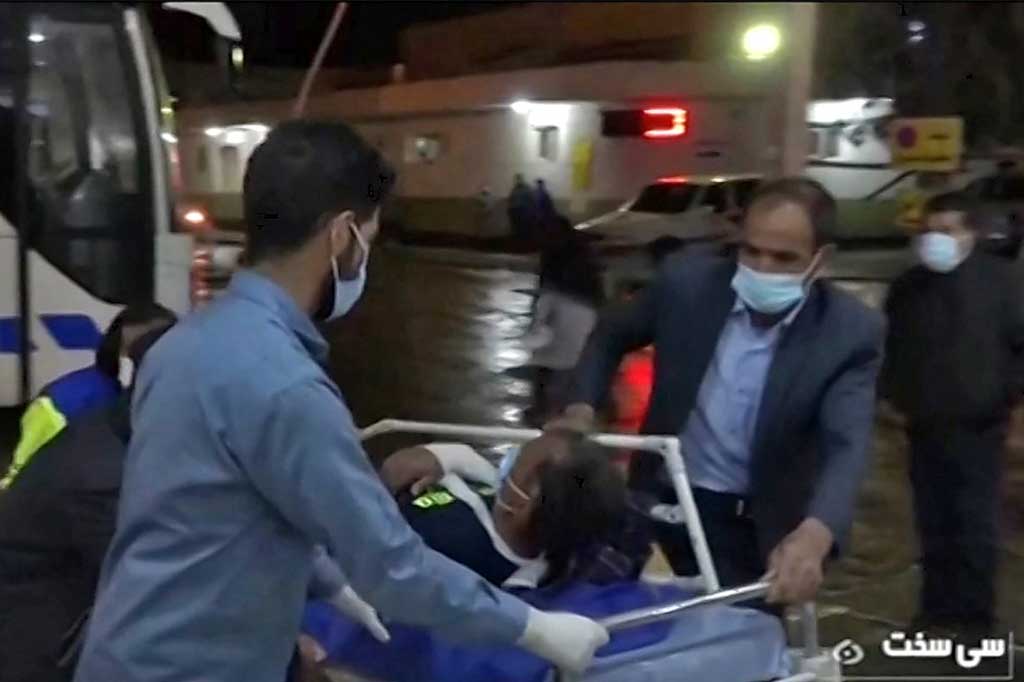 Gempa yang terjadi di kedalaman 10 km dan berada di titik koordinat 30,890 lintang selatan dan 51,566 bujur timur tersebut juga mengakibatkan sedikitnya 40 orang luka-luka. 