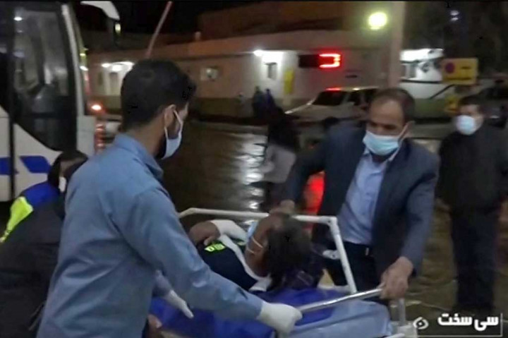 Gempa yang terjadi di kedalaman 10 km dan berada di titik koordinat 30,890 lintang selatan dan 51,566 bujur timur tersebut juga mengakibatkan sedikitnya 40 orang luka-luka. 