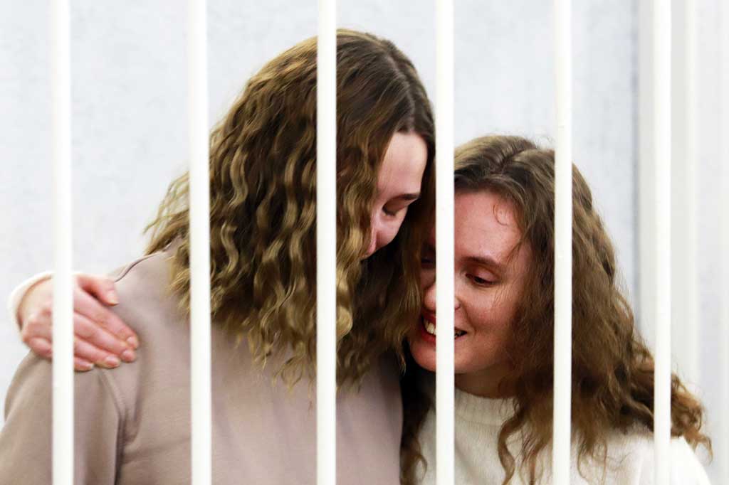 Pengadilan di Belarusia pada Kamis, 18 Februari 2021 menjatuhkan hukuman dua tahun penjara kepada sepasang jurnalis muda televisi karena meliput unjuk rasa pada tahun lalu. Ini merupakan hukuman penjara lama pertama dalam tindakan keras hukum terhadap media independen.