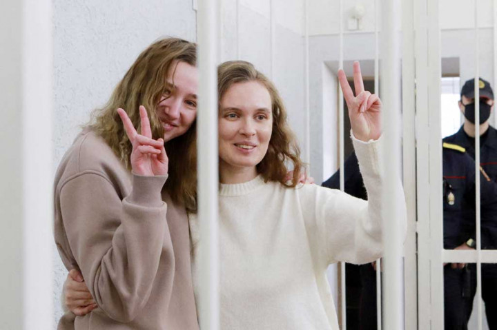 Kedua perempuan itu ditahan pada November 2020 saat merekam salah satu aksi unjuk rasa anti-pemerintah yang melanda Belarusia, setelah orang kuat Alexander Lukashenko mengklaim kemenangan dalam pemilihan Agustus. Pemilu tersebut menurut oposisi dan banyak negara Barat diliputi kecurangan.