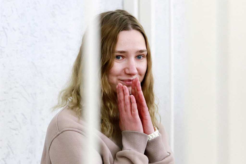 Kedua perempuan itu ditahan pada November 2020 saat merekam salah satu aksi unjuk rasa anti-pemerintah yang melanda Belarusia, setelah orang kuat Alexander Lukashenko mengklaim kemenangan dalam pemilihan Agustus. Pemilu tersebut menurut oposisi dan banyak negara Barat diliputi kecurangan.