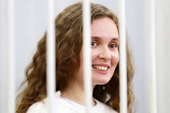 Kasus ini juga memicu kecaman luas dari kelompok advokasi pers dan diplomat di negara-negara Barat, sementara Kedutaan Besar AS di Belarus menyebut tuduhan itu tidak masuk akal. 