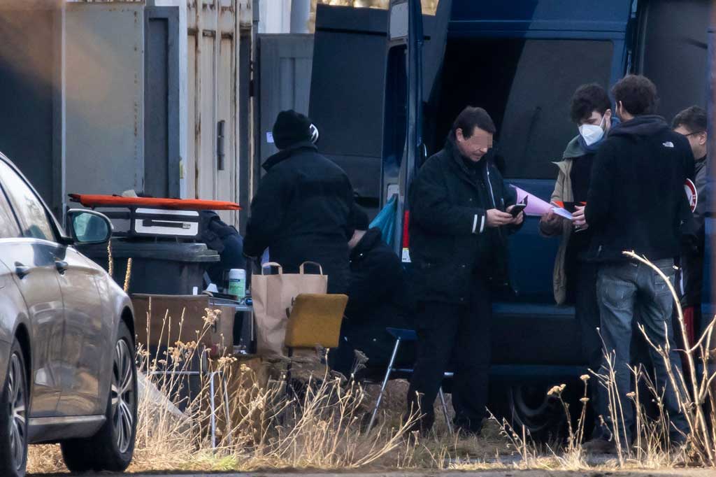 Mereka menambahkan bahwa penyelidikan juga dilakukan terkait dengan kekerasan 'bentrokan klan' pada November 2020 antara 'anggota keluarga asal Arab dengan warga negara Rusia berlatar belakang Chechnya'. Polisi Berlin mentweet bahwa ratusan petugas telah terlibat dalam penggerebekan itu, yang juga terkait dengan penyelidikan oleh kantor pajak.