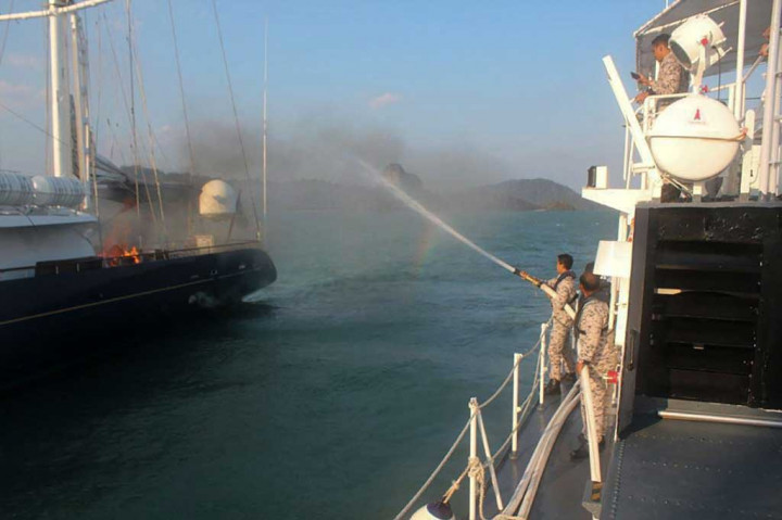 Sebuah kapal layar bernilai jutaan dolar yang pernah menjadi milik taipan Prancis Bernard Tapie terbakar di lepas pantai Malaysia Kamis, 18 Februari 2021.Petugas pemadam kebakaran harus berjuang selama berjam-jam untuk memadamkan api.