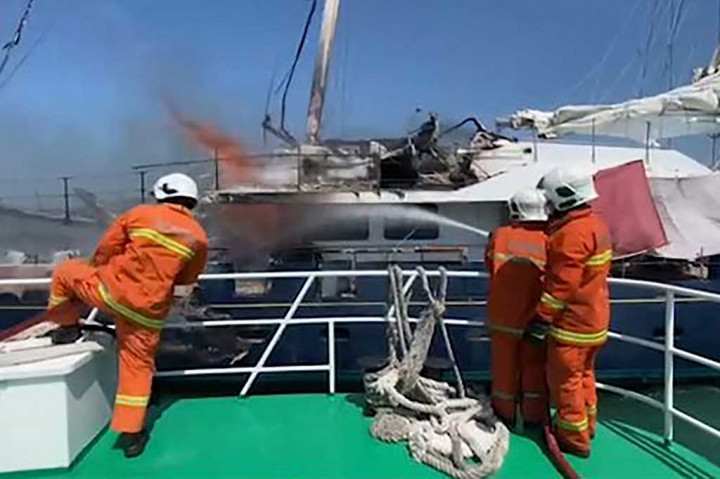 Penjaga pantai mengatakan mereka mendapat laporan tentang kebakaran kapal Pochea yang panjangnya 75 meter (246 kaki) sekitar pukul 08:00 waktu setempat di lepas pantai pulau resor Langkawi.  