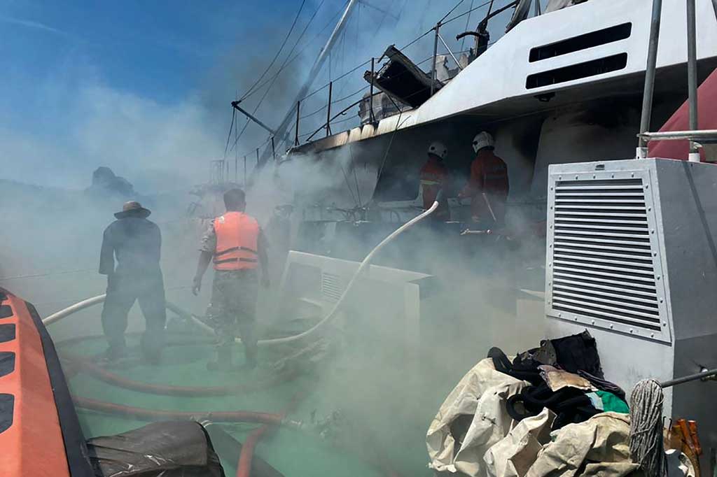 Kapal pesiar empat tiang dibangun untuk pelaut Prancis terkenal Alain Colas pada 1976 dan dimiliki oleh Tapie pada 1980-an dan 90-an. Menurut laporan media, kapal itu kemudian dijual kepada seorang wanita Lebanon seharga 36,5 juta franc (sekitar Rp128 miliar).