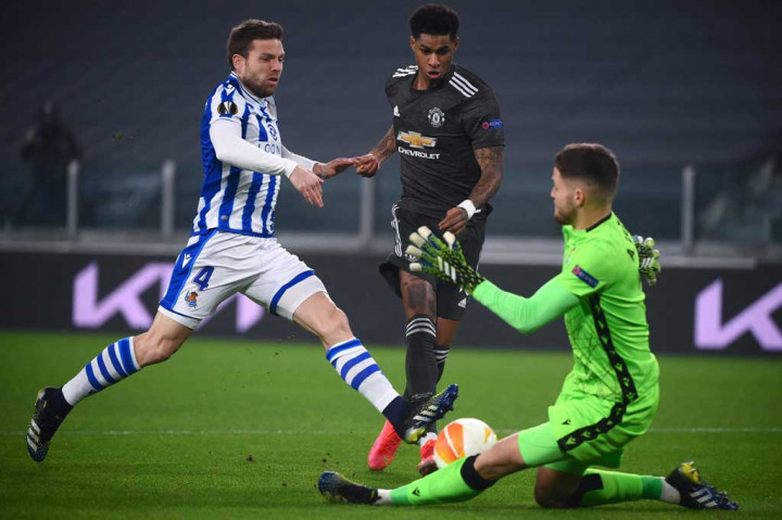 Memasuki menit ke-15, MU memiliki peluang berbahaya saat Scott McTominay melakukan tusukan dan melepaskan sepakan di sudut sempit. Beruntung kiper Sociedad, Alex Remiro, bisa melakukan penyelamatan gemilang. Selang beberapa menit, Remiro kembali tampil apik saat memblok sepakan Marcus Rashford dalam situasi satu lawan satu.