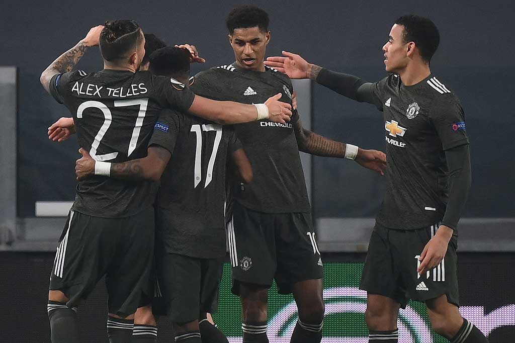 Unggul 2-0 membuat MU semakin nyaman dalam melakukan penguasaan bola. Mereka bahkan kembali memperlebar keunggulan 3-0 pada menit ke-64 lewat gol Marcus Rashford yang tercipta berkat umpan terobosan Fred.