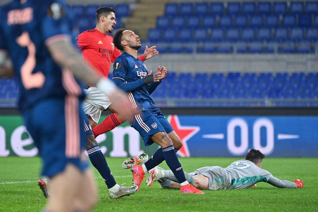 'The Gunners' mendominasi babak pertama dan nyarus unggul saat laga berjalan 18 menit. Kerja sama apik berakhir dengan Hector Bellerin menggulirkan bola kepada Pierre-Emerick Aubameyang. Sayang, Aubameyang yang berdiri bebas gagal menjebol gawang Benfica.