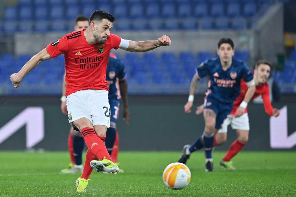 Pada menit ke-55 Benfica mendapat hadiah penalti setelah Smith-Rowe dinyatakan memblok umpan silang Diogo Goncalves dengan tangannya di kotak terlarang. Eksekusi penalti diambil dengan sempurna oleh Pizzi.