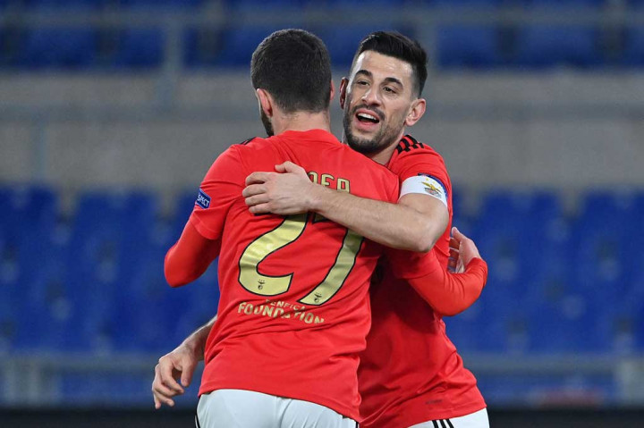 Pizzi melakukan selebrasi bersama rekan setimnya usai menjebol gawang Arsenal.