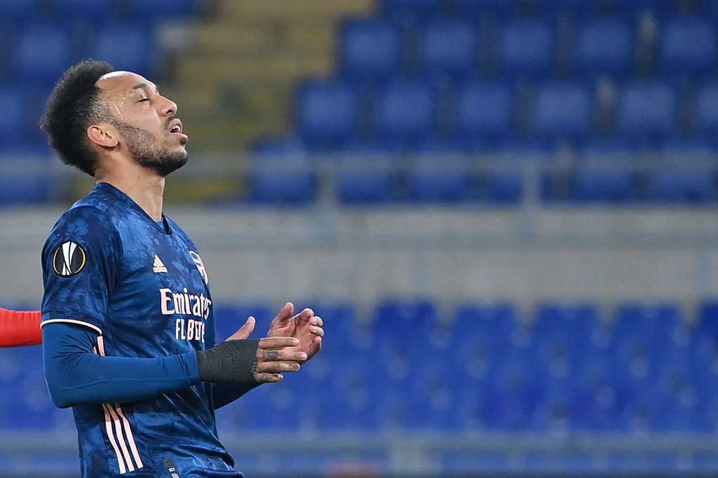 Aubameyang memiliki dua peluang emas yang semestinya dapat menjadi kunci kemenangan Arsenal. Pertama saat ia melepaskan sepakan melebar, kemudian ketika ia menunda terlalu lama saat menguasai bola di depan gawang Benfica.