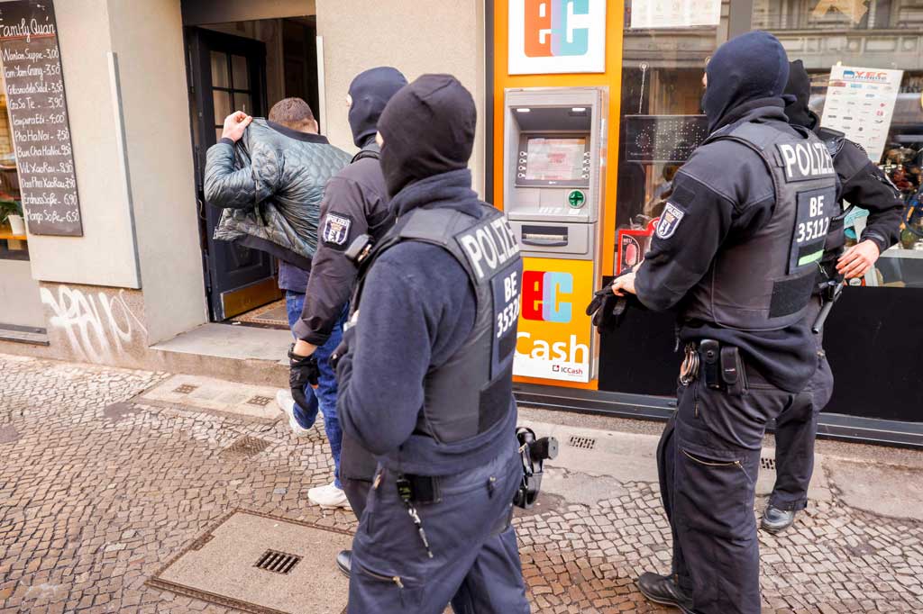 Ratusan petugas kepolisian melakukan penggerebekan besar-besaran menyusul bentrokan kekerasan antar-anggota geng di Berlin, Jerman, Kamis, 18 Februari 2021. Polisi menahan dua orang tersangka.