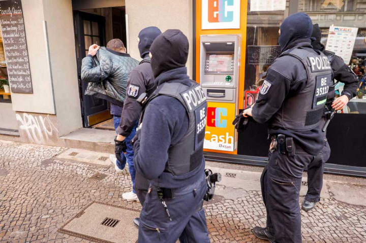Ratusan petugas kepolisian melakukan penggerebekan besar-besaran menyusul bentrokan kekerasan antar-anggota geng di Berlin, Jerman, Kamis, 18 Februari 2021. Polisi menahan dua orang tersangka.