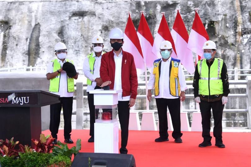 Presiden Joko Widodo meresmikan Bendungan Tapin yang berada di Kabupaten Tapin, Kalimantan Selatan, Kamis, 18 Februari 2021.