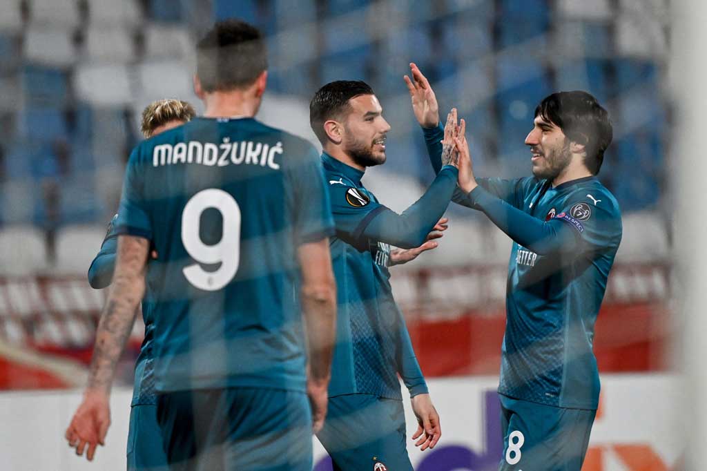 Setelah dua golnya dianulir wasit, AC Milan akhirnya berhasil memecah kebuntuan pada menit ke-42 ketika bola kiriman Samuel Castillejo secara tidak sengaja diteruskan Radovan Pankov dan masuk ke gawangnya sendiri.