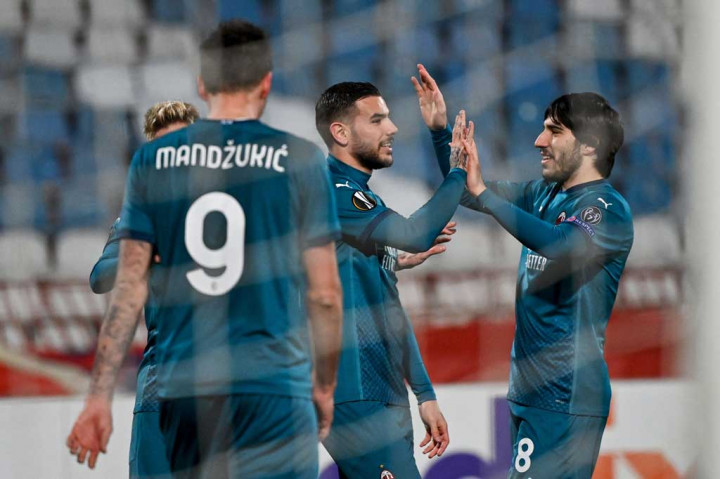 Setelah dua golnya dianulir wasit, AC Milan akhirnya berhasil memecah kebuntuan pada menit ke-42 ketika bola kiriman Samuel Castillejo secara tidak sengaja diteruskan Radovan Pankov dan masuk ke gawangnya sendiri.