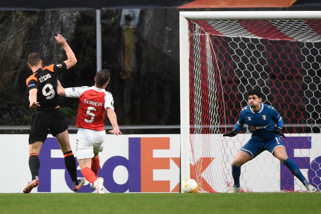 AS Roma mengawali permainan dengan sangat baik di Braga dan berhasil memecah kebuntuan saat laga baru berjalan 5 menit. Edin Dzeko berhasil mengonversi umpan Leonardo Spinazzola menjadi gol.