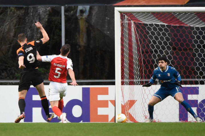 AS Roma mengawali permainan dengan sangat baik di Braga dan berhasil memecah kebuntuan saat laga baru berjalan 5 menit. Edin Dzeko berhasil mengonversi umpan Leonardo Spinazzola menjadi gol.