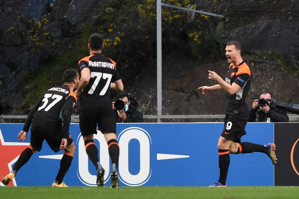 Dzeko (kanan) melakukan selebrasi bersama rekan-rekan setimnya usai menjebol gawang Braga.