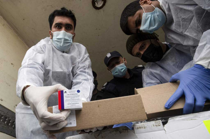 Warga Palestina di Gaza menerima paket pertama vaksin COVID-19, Rabu, 17 Februari 2021 setelah Israel mengeluarkan izin distribusi vaksin melintasi perbatasannya dengan Gaza, daerah yang dikendalikan oleh Hamas.