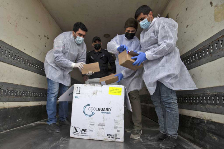 Paket vaksin, yang dikirim oleh Otoritas Palestina dari Tepi Barat, terdiri dari 2.000 dosis vaksin covid-19 Sputnik V buatan Gamaleya Institute Rusia. Ribuan dosis itu akan cukup diberikan kepada 1.000 orang. Tiap orang nantinya akan mendapat dua dosis vaksin.