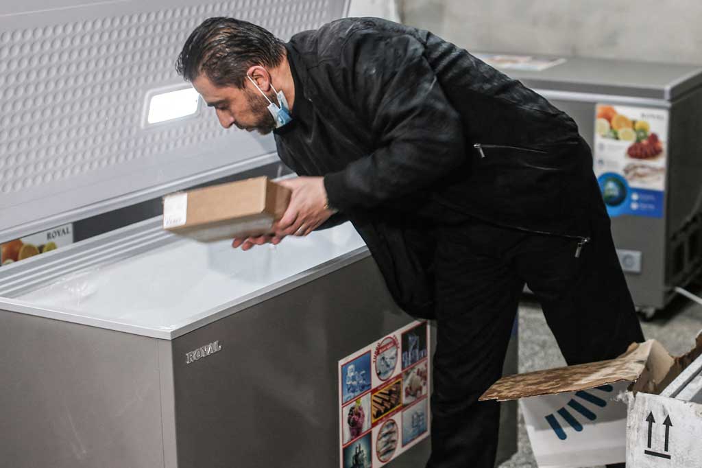 Sebelumnya, Israel sempat menuai kritik internasional karena mengecualikan warga Palestina di Tepi Barat dan Gaza dari kampanye vaksinasi. Pengiriman vaksin tertahan selama dua hari, ketika pemerintah menghadapi pertanyaan dari komite parlemen, sebelum akhirnya menyetujui pengiriman tersebut. 