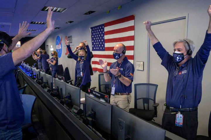Keberhasilan tersebtu disambut sorak-sorai anggota misi di markas besar Jet Propulsion Laboratory NASA di Pasadena, California.