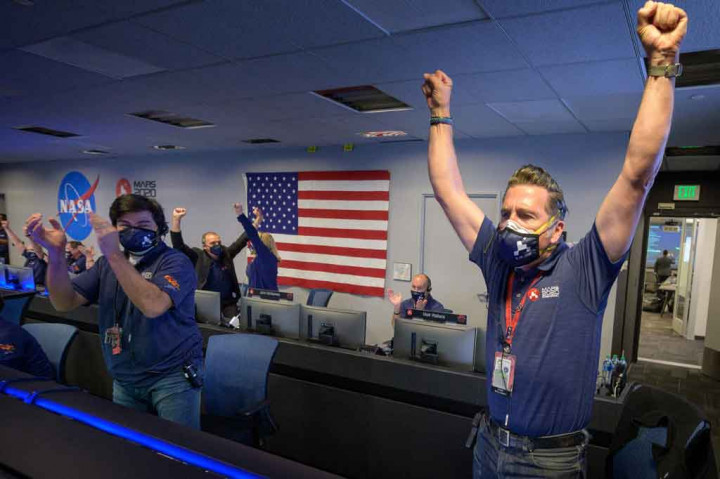 Perseverance seukuran SUV dengan berat sekitar satu ton, dilengkapi dengan lengan robotik sepanjang tujuh kaki (dua meter), memiliki 19 kamera, dua mikrofon, dan seperangkat instrumen mutakhir untuk membantu tujuan ilmiahnya.