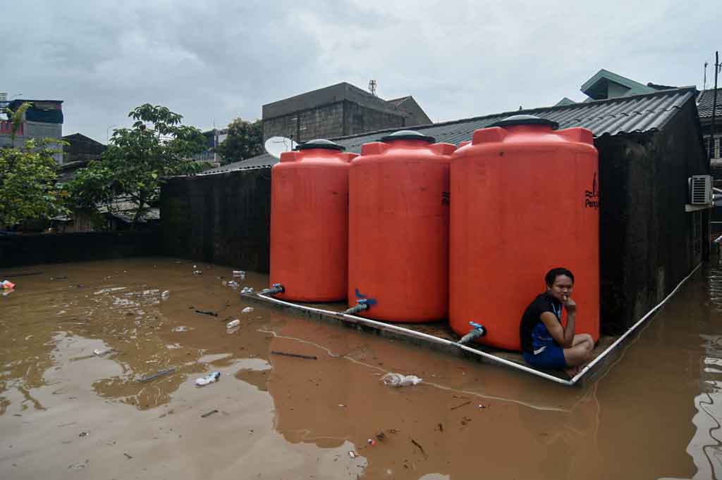 Banjir dengan ketinggian bervariasi mulai 40 sentimeter hingga satu meter lebih merendam rumah penduduk di sejumlah kawasan di Jakarta Timur, Jumat, 19 Februari 2021. Banjir disebabkan luapan sungai dan hujan deras yang turun sejak dini hari tadi.