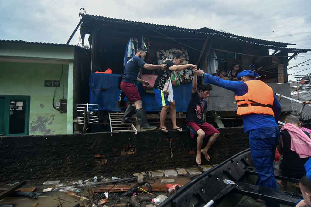 Rumah penduduk yang terendam banjir di antaranya berada di Kavling DKI Pondok Kelapa, Kecamatan Duren Sawit. Selain itu musibah banjir juga dialami ratusan keluarga di RW 03 Kelurahan Makasar, Kecamatan Cipinang Melayu.