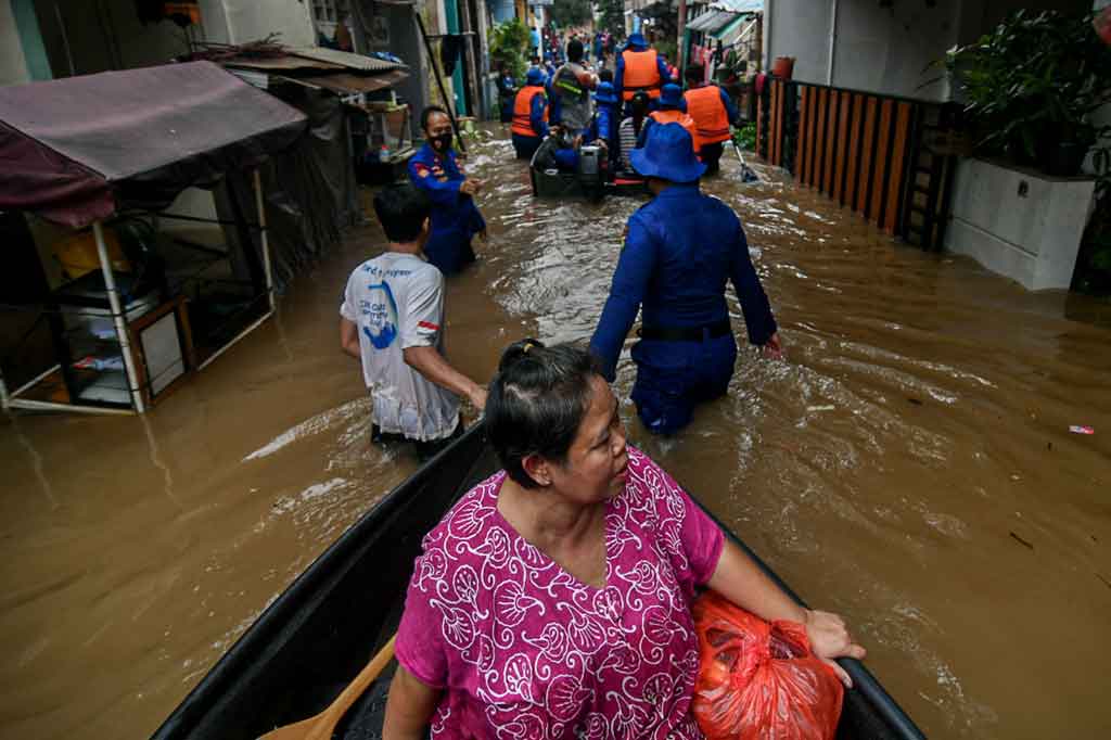 Sejumlah petugas Suku Dinas Pemadam Kebakaran dan Penyelamatan dikerahkan menuju lokasi terparah yang dilanda banjir untuk mengevakuasi sejumlah manula dan balita yang terjebak air di dalam rumah.