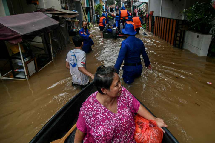 Sejumlah petugas Suku Dinas Pemadam Kebakaran dan Penyelamatan dikerahkan menuju lokasi terparah yang dilanda banjir untuk mengevakuasi sejumlah manula dan balita yang terjebak air di dalam rumah.
