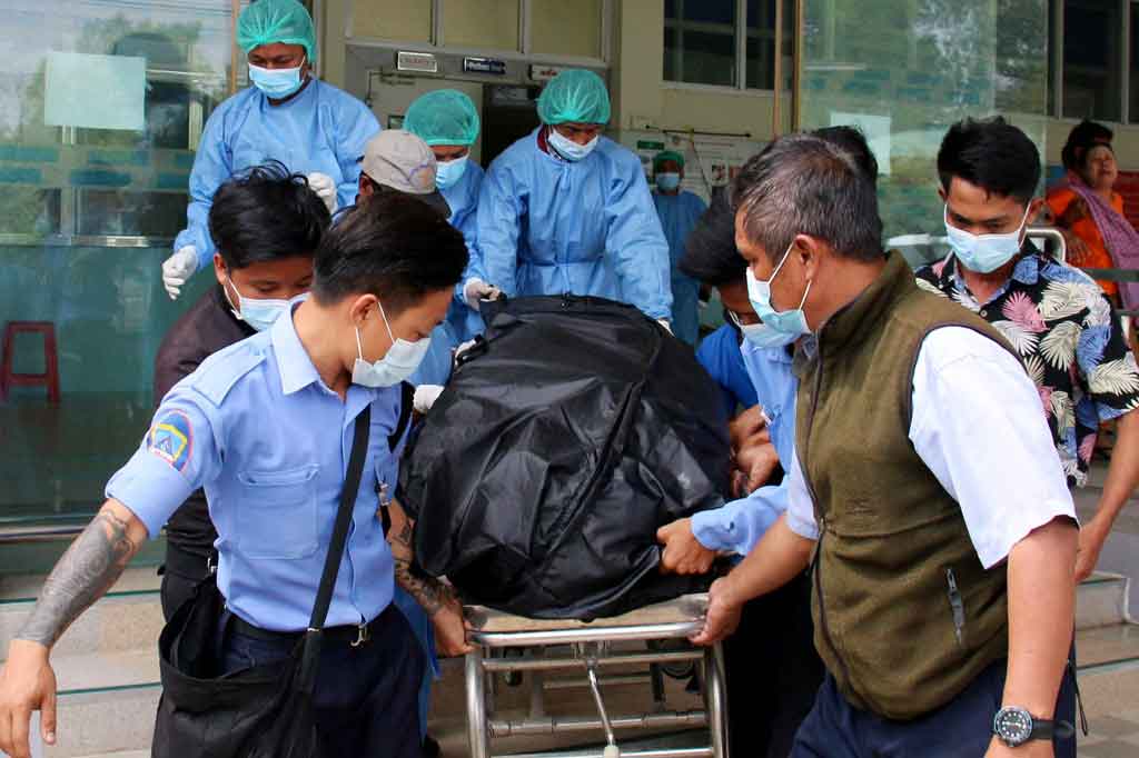 Staf rumah sakit membawa jenazah Mya Thwate Thwate Khaing, seorang perempuan berusia 20 tahun, peserta aksi unjuk rasa anti-kudeta di ibu kota Myanmar, Naypyidaw pada Jumat, 19 Februari 2021.