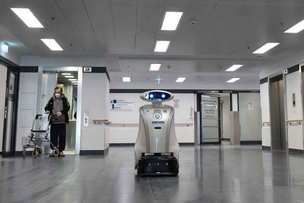 Robot pembersih 'Franzi' tengah bertugas membersihkan area pintu masuk sebuah rumah sakit di Munich, Jerman.