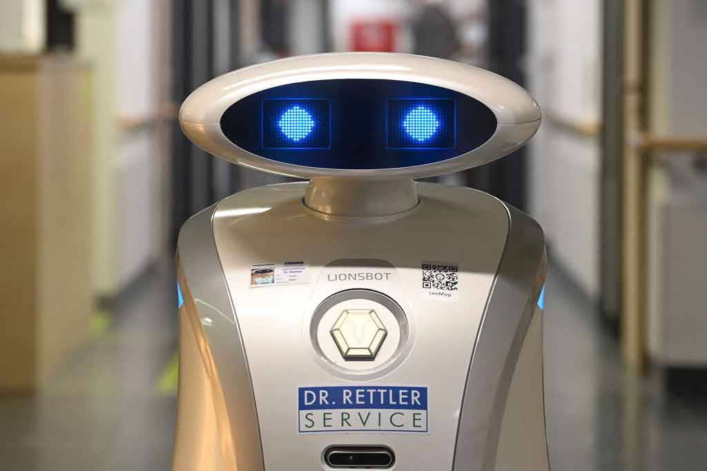 Tiga kali sehari, Franzi sibuk melewati aula depan klinik, sementara kakinya otomatis mengepel lantai. Banyak pasien yang kemudian mengambil fotonya, dan beberapa bahkan berhenti untuk mengobrol dengan robot setinggi meter itu. 