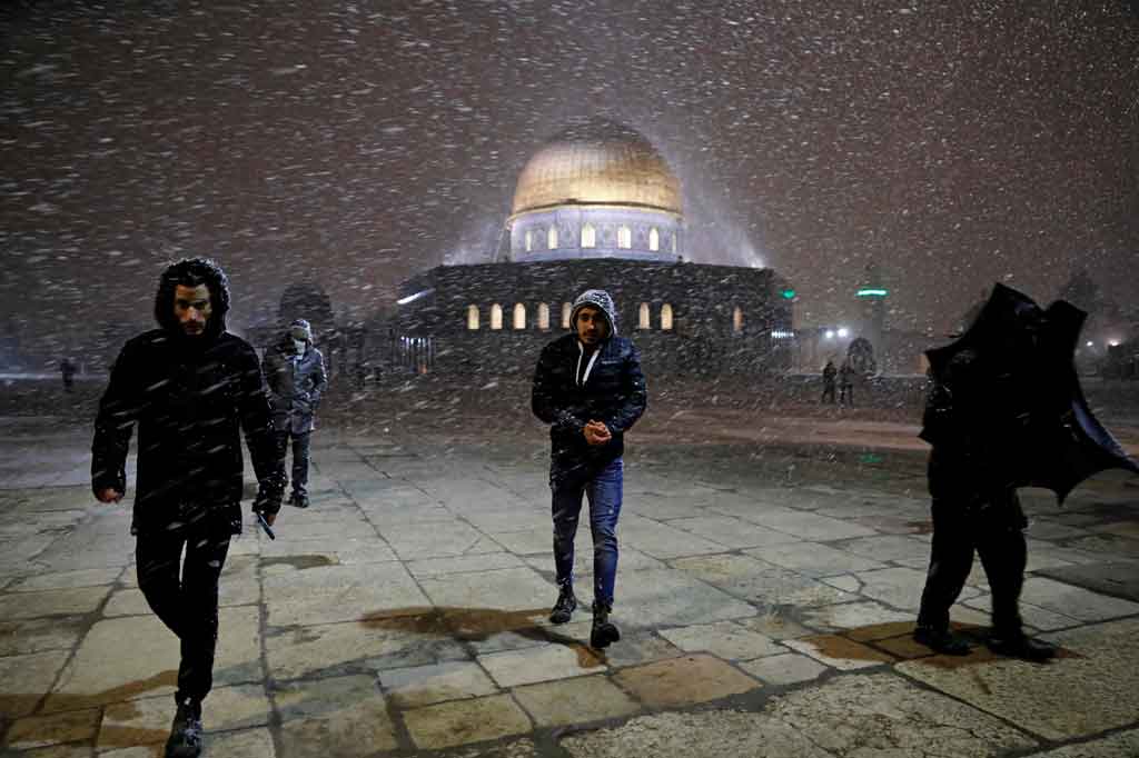Penduduk Yerusalem terbangun dengan pengalaman langka setelah situs sucinya tertutup salju pada Kamis, 18 Februari 2021. Kompleks Masjid Al Aqsa termasuk Dome of The Rock (Kubah Batu) dan Tembok Ratapan  diselimuti lapisan putih setelah badai salju turun semalaman.