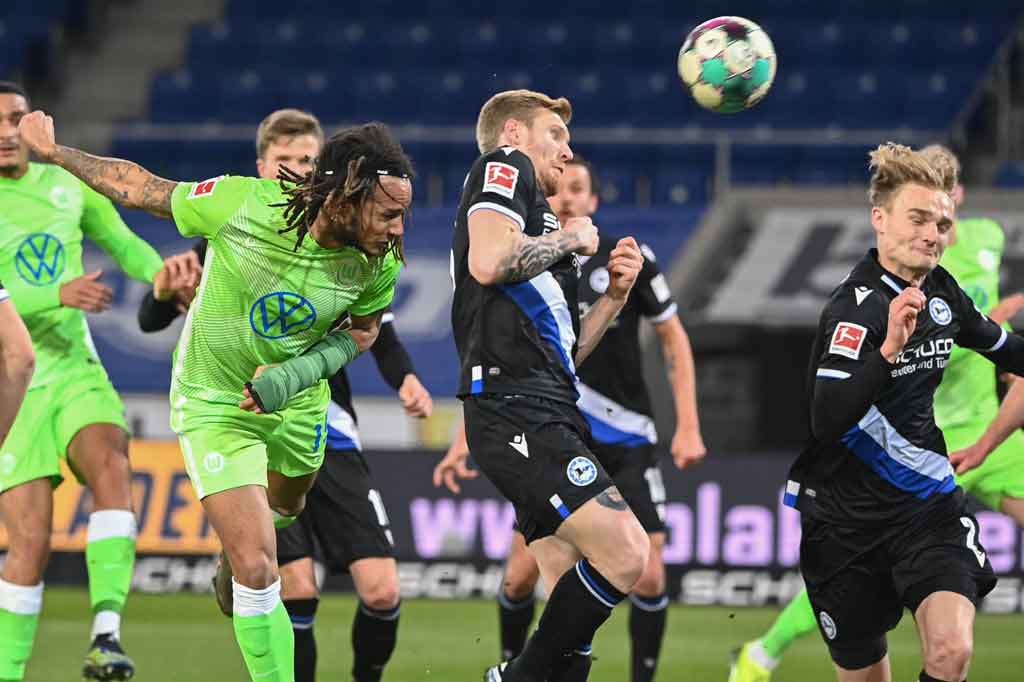 Tim tamu berpeluang menjebol gawang Arminia lewat tandukan pemain belakang asal Swiss Kevin Mbabu. Sayang bola masih tipis di atas mistar gawang.
