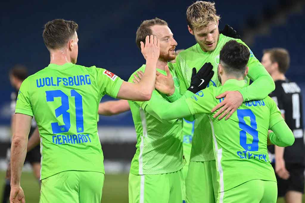 Wolfsburg akhirnya berhasil memecah kebuntuan pada menit ke-29. Gol berawal dari serangan balik dan Yannick Gerhardt menyodorkan bola untuk dikonversi Renato Steffen menjadi gol.
