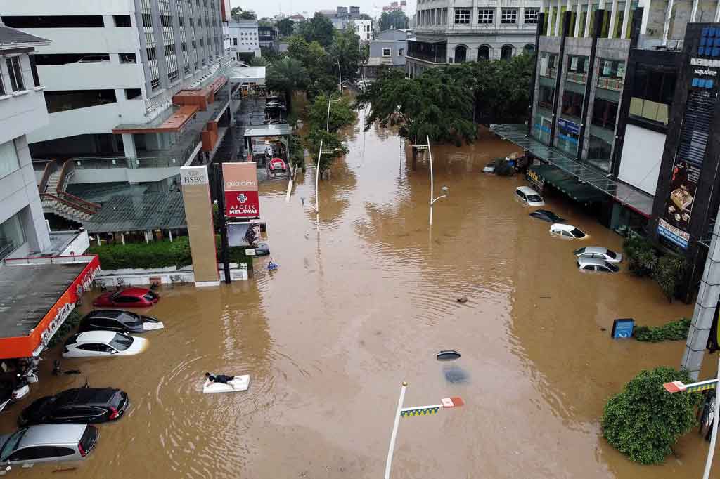 Kemang Banjir, Puluhan Mobil Terendam  Medcom.id