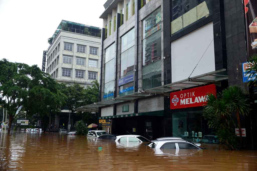 Banjir yang disebabkan luapan Kali Krukut mengakibatkan akses Jalan Raya Kemang menuju Mampang dan Antasari tidak dapat dilalui. Bahkan puluhan mobil dan motor yang terparkir di bahu jalan terendam air.