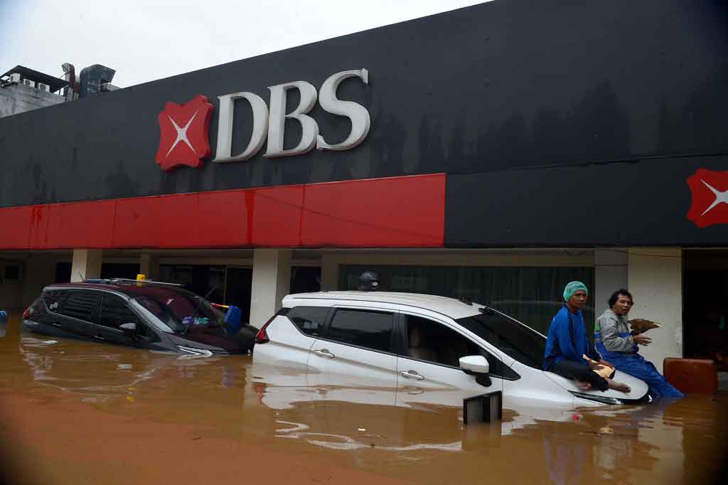 Kondisi Jalan Raya Kemang, Jakarta Selatan yang terendam banjir setinggi sekitar 70 cm, Sabtu, 20 Februari 2021.
