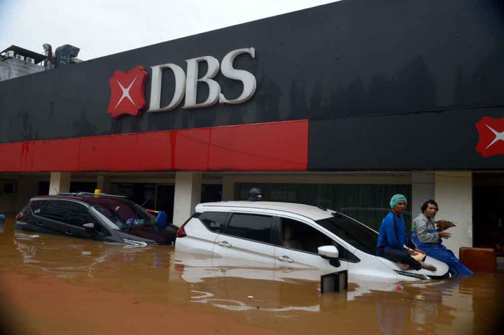 Kondisi Jalan Raya Kemang, Jakarta Selatan yang terendam banjir setinggi sekitar 70 cm, Sabtu, 20 Februari 2021.