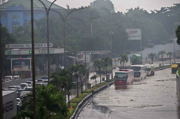 Kendaraan terjebak kemacetan panjang akibat banjir yang menggenani jalur tol Jakarta Outer Ring Road (JORR) di kawasan TB. Simatupang, Jakarta, Sabtu, 20 Februari 2021. 