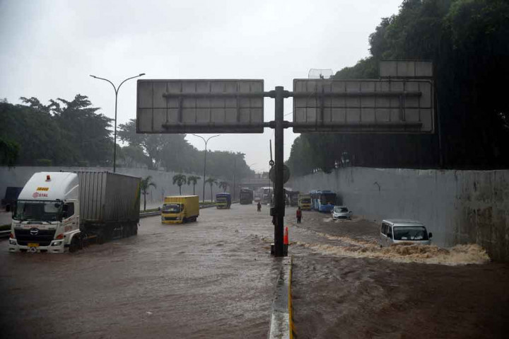 Curah hujan yang tinggi sejak Jumat, 19 Februari 2021 malam membuat sejumlah ruas jalan tol di kawasan Ibu Kota Jakarta tergenang dan menimbulkan kemacetan parah.