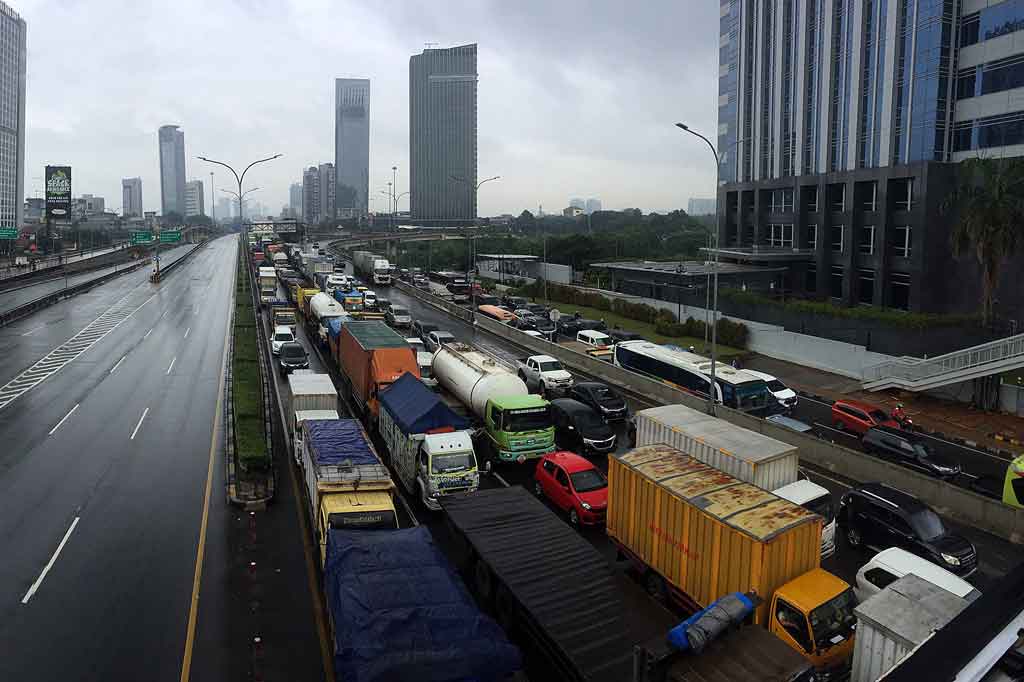 Genangan mengakibatkan kepadatan lalu lintas dan antrean mengular sepanjang sekitar 2 kilometer. 