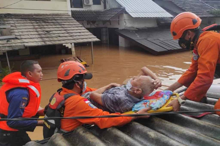 Tim SAR gabungan mengevakusi seorang pria lanjut usia korban banjir di Jakarta, Sabtu, 20 Februari 2021.